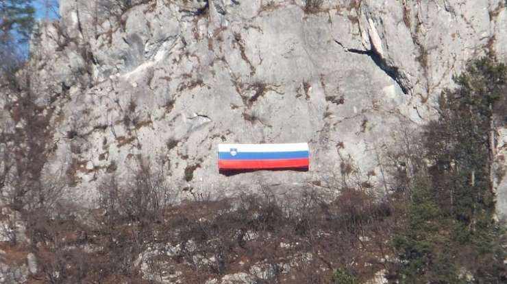 Slovenska zastava velikanka nad vasjo Breznica
