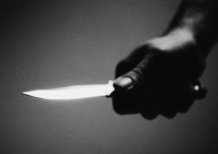 Moški se je z nožem lotil sedežnih garnitur v trgovini v Kromberku