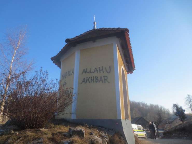 "Allahu Akbar!" kriči napis na oskrunjeni kapelici na  Šmarni gori