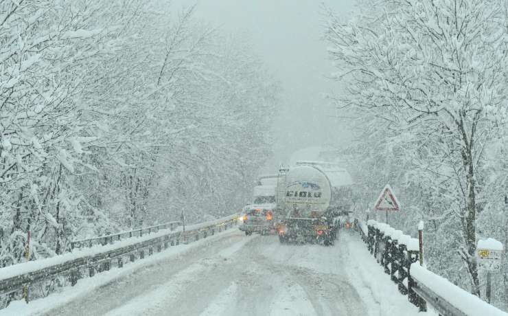 Na Češkem zaradi aprilskega snega prometni kaos