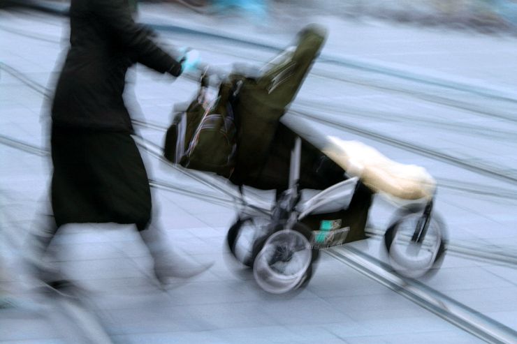 Srhljiv prizor v Medvodah: avto naravnost v žensko z otroškim vozičkom!