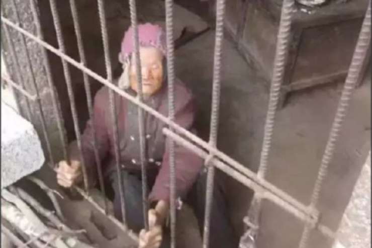 Kitajci pobesneli ob videu 92-letnice, ki jo je sin zaprl v svinjak