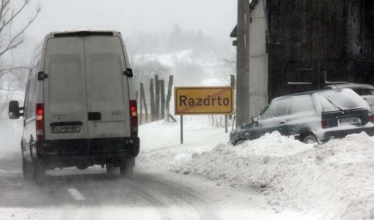 Burja in sneg na Primorskem: izpadi elektrike in težave v prometu
