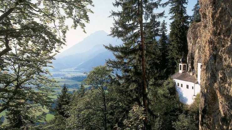 Župnija pri Salzburgu išče puščavnika, ki bi živel v luknji v skali