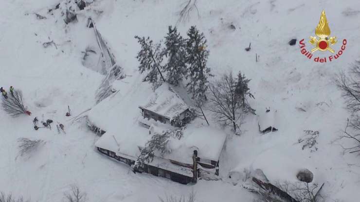 Snežni plaz zasul hotel v Italiji; več ljudi je umrlo