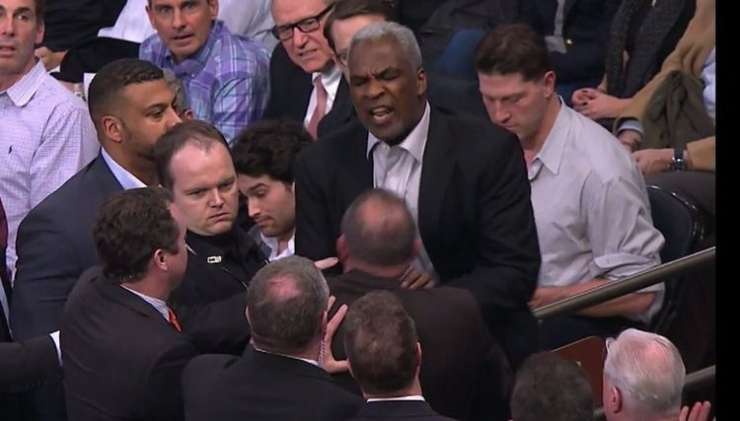 VIDEO: Med tekmo lige NBA prijeli bivšega zvezdnika Knicksov Oakleyja