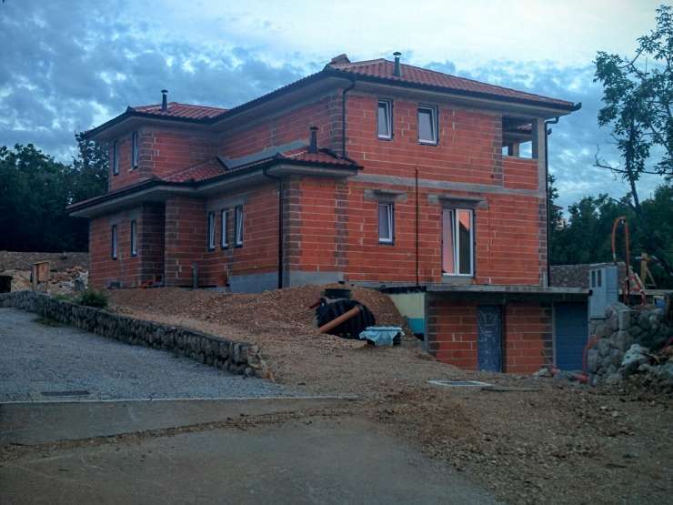 Jelko Kacin na otoku Krku gradi vilo, počitniško stanovanje pa prodaja