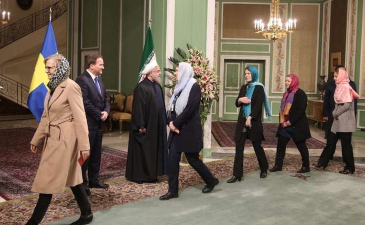 Švedske feministke se norčujejo iz Trumpa, v Iranu pa nosijo hidžab