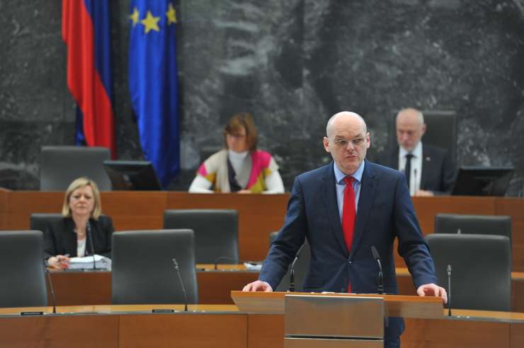 Obeta se 13 ur razprave o interpelaciji zoper pravosodnega ministra Klemenčiča