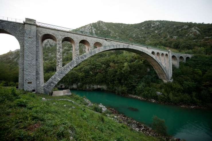 Za Švicarja usoden padec z mostu v Solkanu
