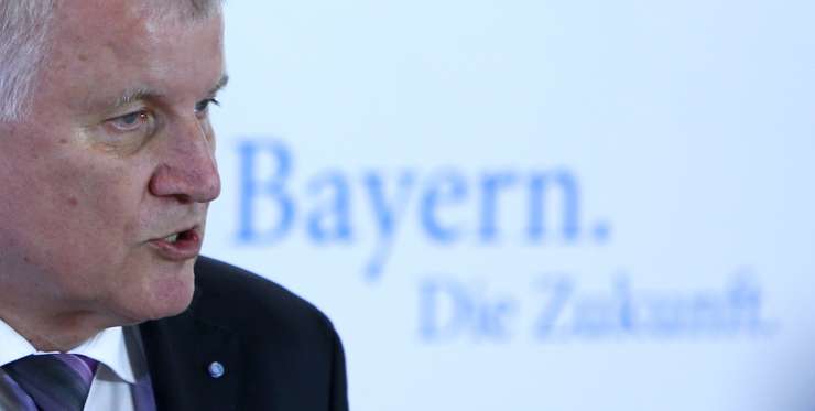 Nemški notranji minister Seehofer ponudil odstop
