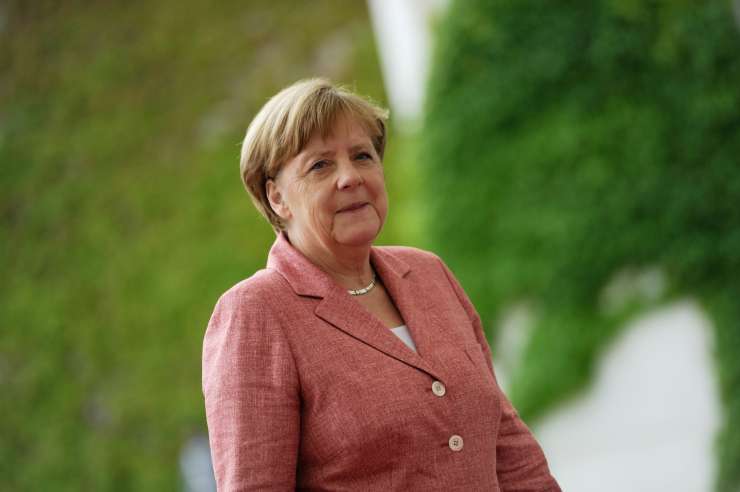 Angeli Merkel se po večmesečnem sestavljanju koalicije mudi z delom