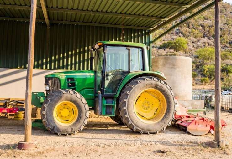 V Lokovici je prevrnjeni traktor zmečkal 20-letnika