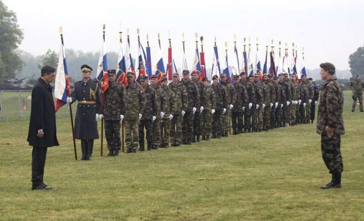 Pahorju dali 24 ur, da pove svoje mnenje o stanju Slovenske vojske