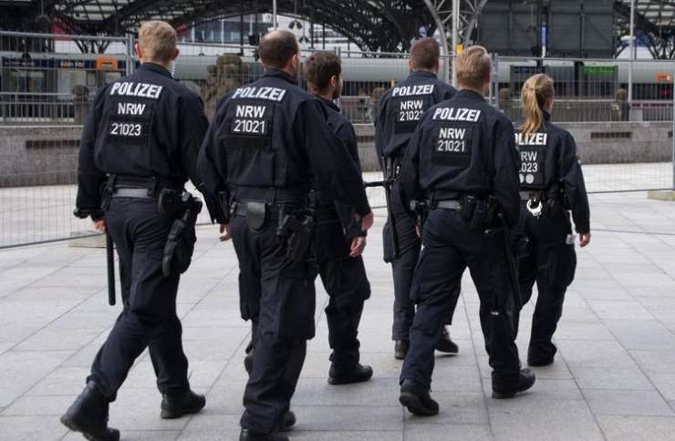 Streljanje v Münchnu, več ljudi je ranjenih, med njimi tudi policistka