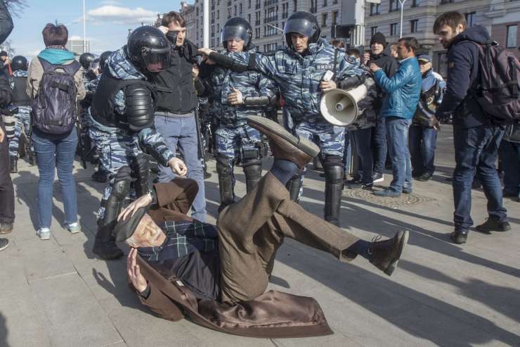 V Rusiji veliki protesti proti korupciji in Putinu, državni mediji pa molčijo
