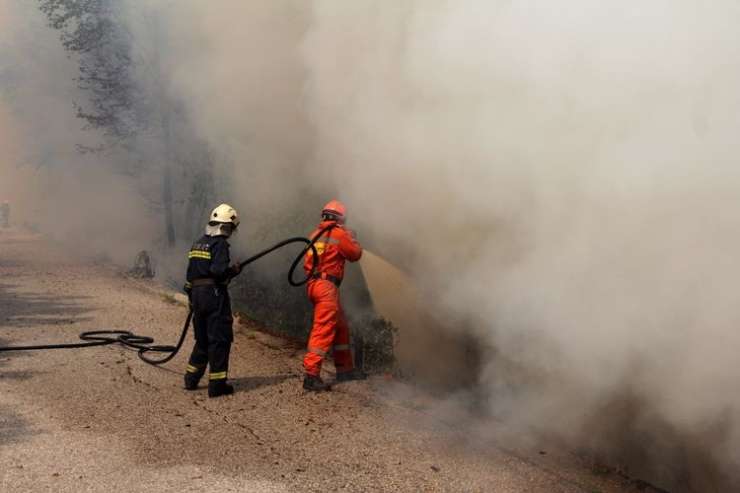 V požaru pri Škalah huje ranjen gasilec, na katerega je padlo drevo