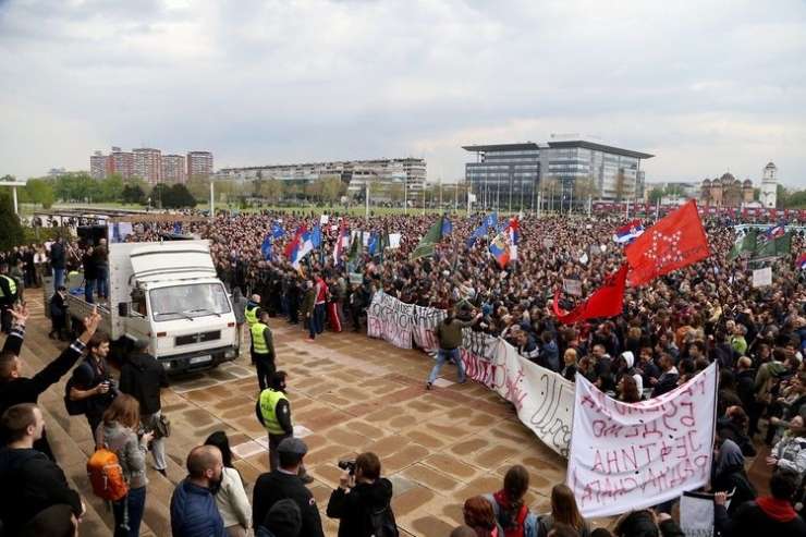 Srbski policisti in vojaki so se pridružili protestnikom proti Vučiću
