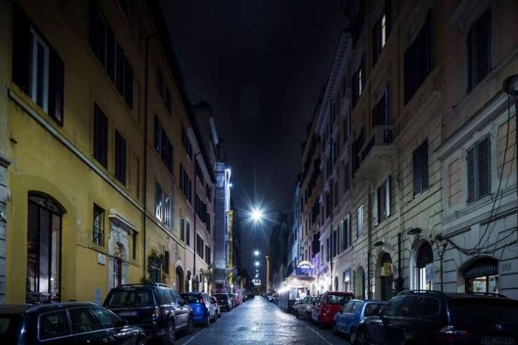 "Brezdušna" ulična razsvetljava je Rim menda spremenila v mrtvašnico