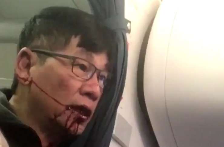 VIDEO: Američani besnijo: tako brutalno z letala v Chicagu mečejo odvečne potnike