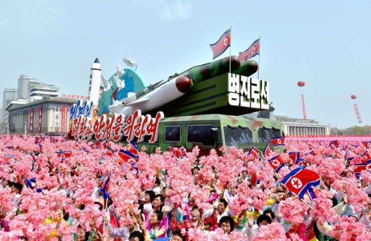 Kim Jong Un na paradi pokazal svoje nove rakete