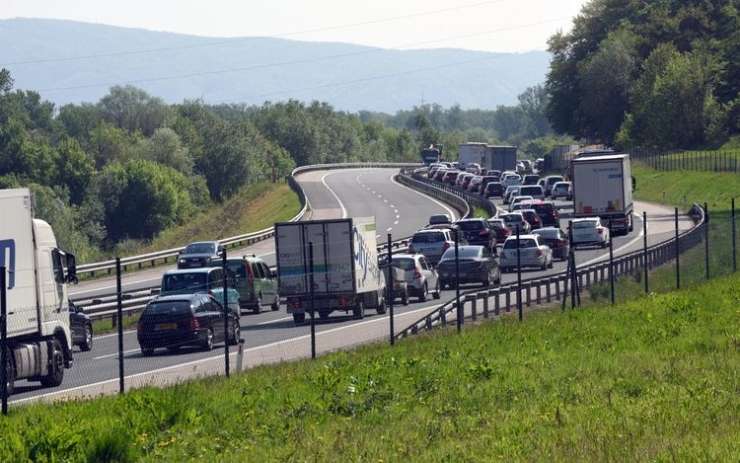 Poletna gneča na slovenskih cestah; zastoji tudi na mejnih prehodih