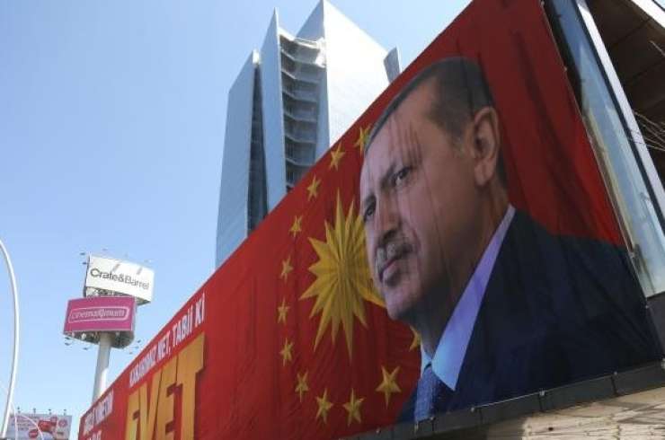 Zahod zadržan ob izidih turškega referenduma