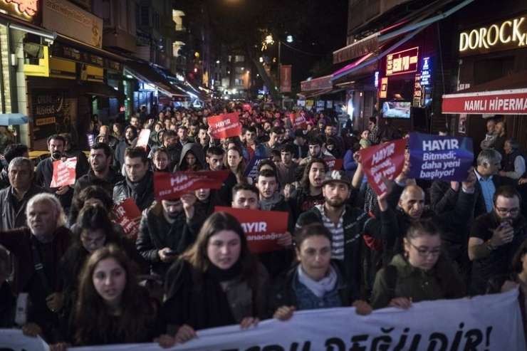 Tisoči protestnikov na ulicah Istanbula proti rezultatom referenduma