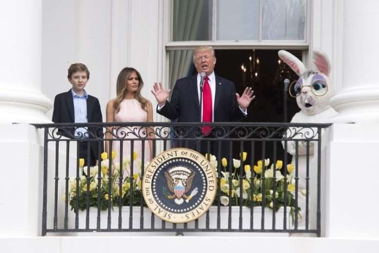 Poglejte, kako je Melania dregnila Trumpa: Roko na srce ob himni!