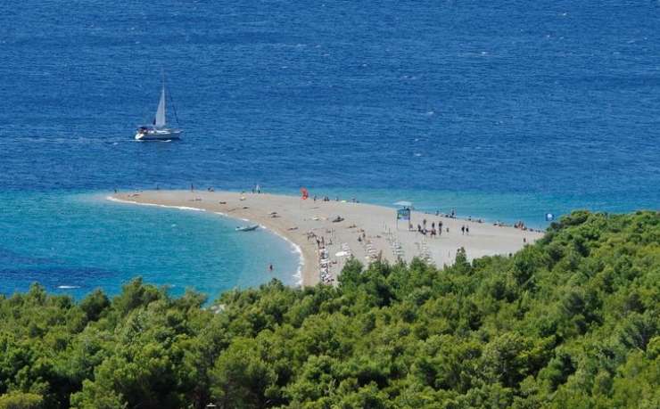 S plažo na Braču se zdaj ukvarja celo hrvaški premier Plenković