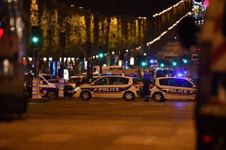 Osumljenec za napad v Parizu se je predal belgijski policiji