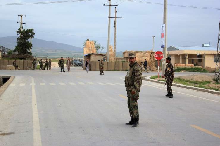 Talibani v napadu na bazo afganistanske vojske ubili vsaj 140 vojakov