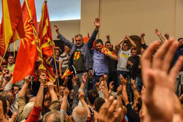 Divji prizori v makedonskem sobranju: vdor protestnikov, krvavi poslanci, preprečen puč!