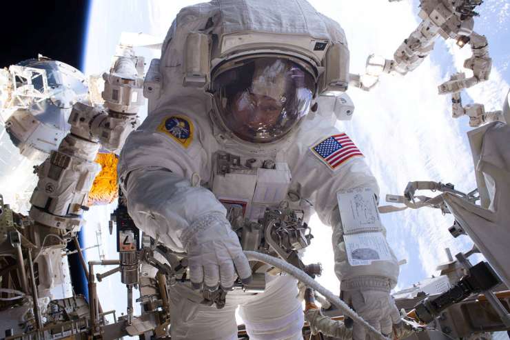 Astronavta na ISS na zgodovinskem 200. vesoljskem sprehodu