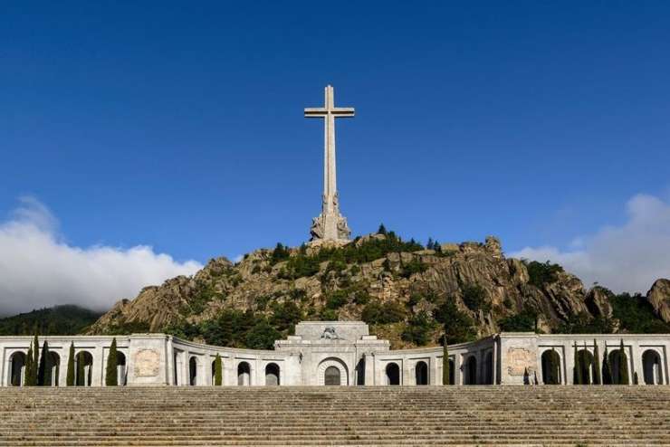 Španski parlament zahteva premestitev Francovih posmrtnih ostankov
