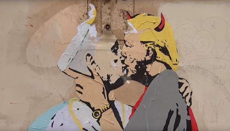 "Dobro odpušča zlemu": papež se na grafitu poljublja s Trumpom