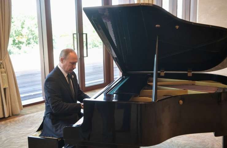 VIDEO: "Pianist" Putin šarmiral Kitajce z igranjem sovjetskih sklad