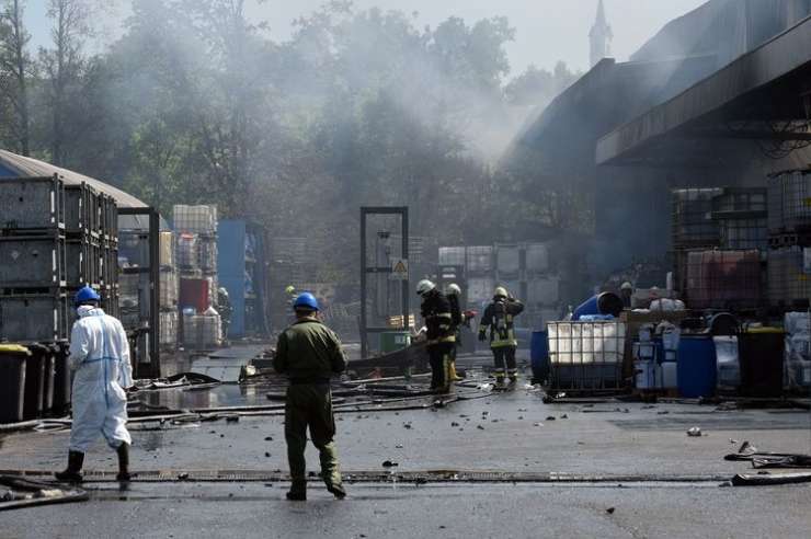Ljudi v okolici pogorele tovarne Kemis pozivajo, naj se ne zadržujejo na prostem