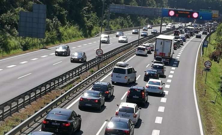 Pokvarjeno vozilo zaprlo ljubljanski predor Šentvid