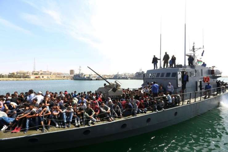 Italijanski senatorji: Naj rešene migrante vzame še kaka druga država