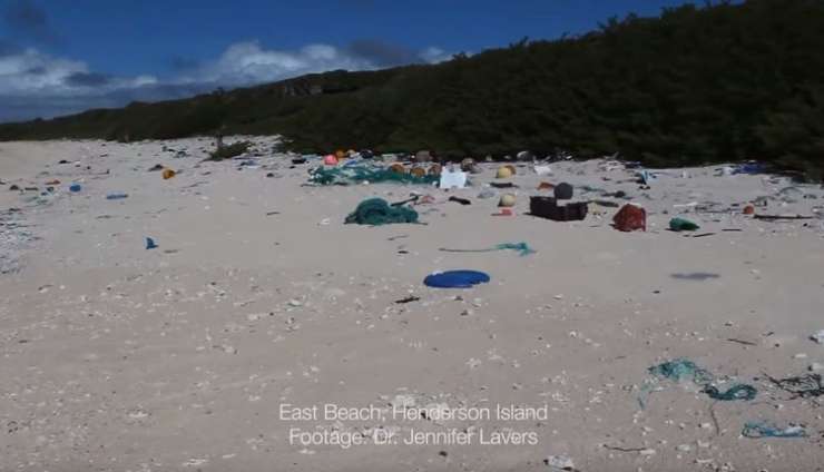 Na nenaseljenem tihomorskem otoku kar 37,7 milijona kosov plastičnih odpadkov