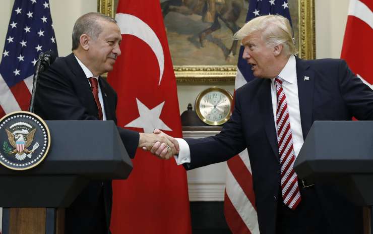 Besni Erdogan napadel "necivilizirane" ZDA, ker preganjajo njegove pretepaške varnostnike