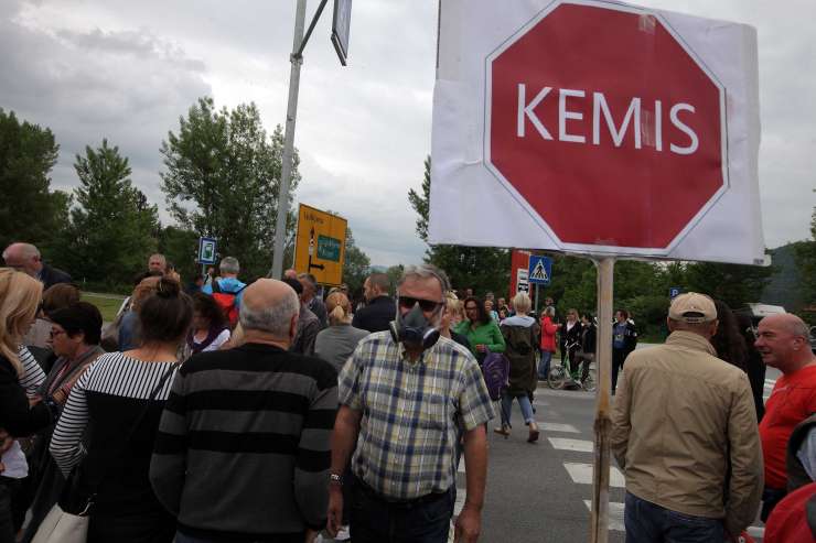 V Sinji Gorici besno protestirajo: Stran s Kemisom, stran s smradom!