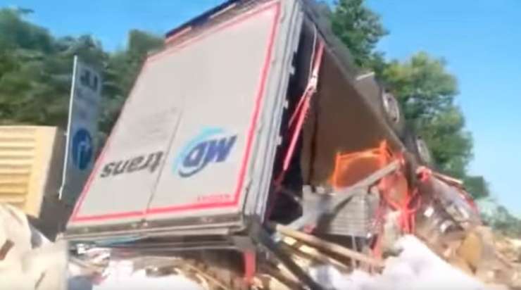 Pri padcu z nadvoza umrl bolgarski voznik tovornjaka; škode za 100 tisočakov