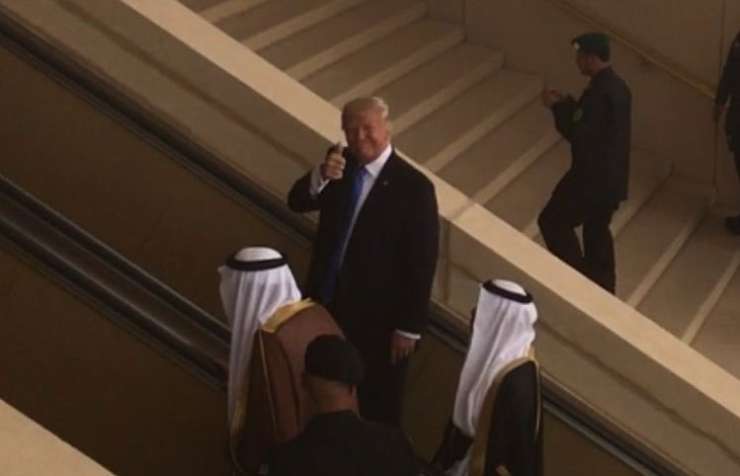 Ups: Je Trump Arabce užalil z obsceno gesto?