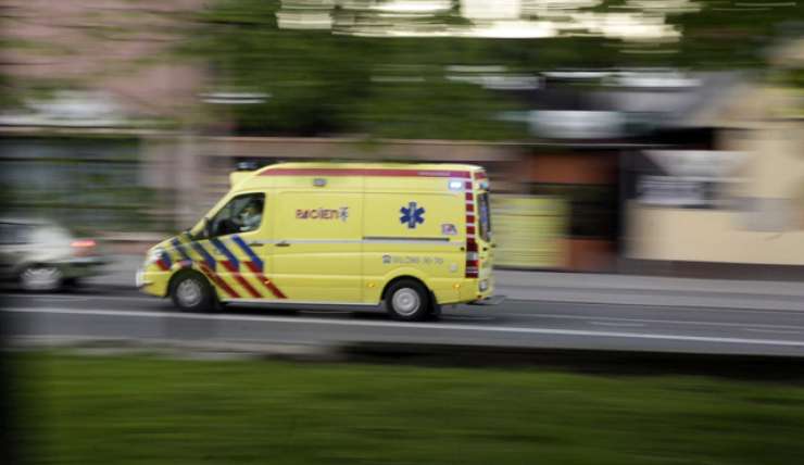 V Slovenj Gradcu motorist padel in silovito treščil v parkiran avto