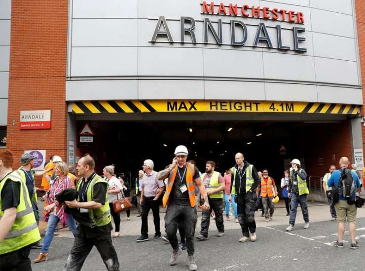 Evakuirano nakupovalno središče v Manchestru, priče slišale "pok"!