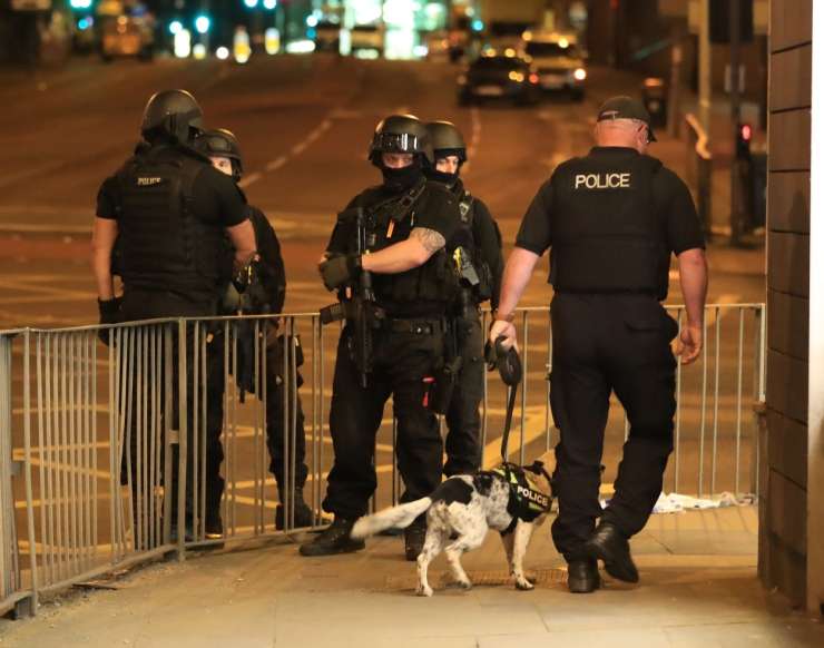 Policija pozna identiteto napadalca v Manchestru; v povezavi z napadom aretirali 23-letnika