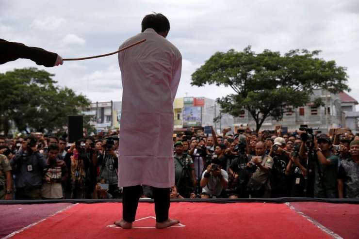 Človekove pravice in islam: v Indoneziji moška pretepli s palico zaradi spolnega odnosa