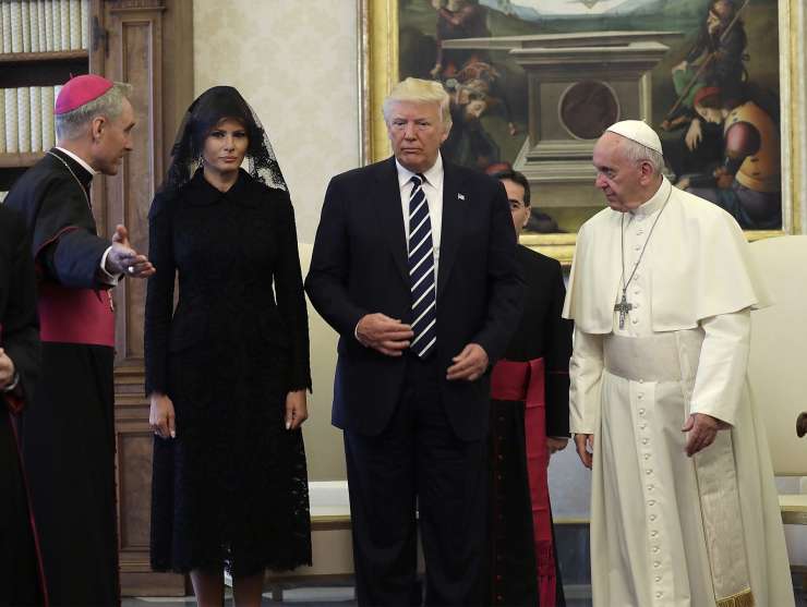 FOTO: Papež Frančišek v Vatikanu sprejel Donalda in Melanio Trump
